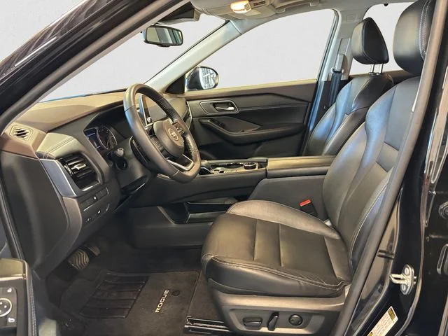 Used 2021 Super Black Nissan SL image 9