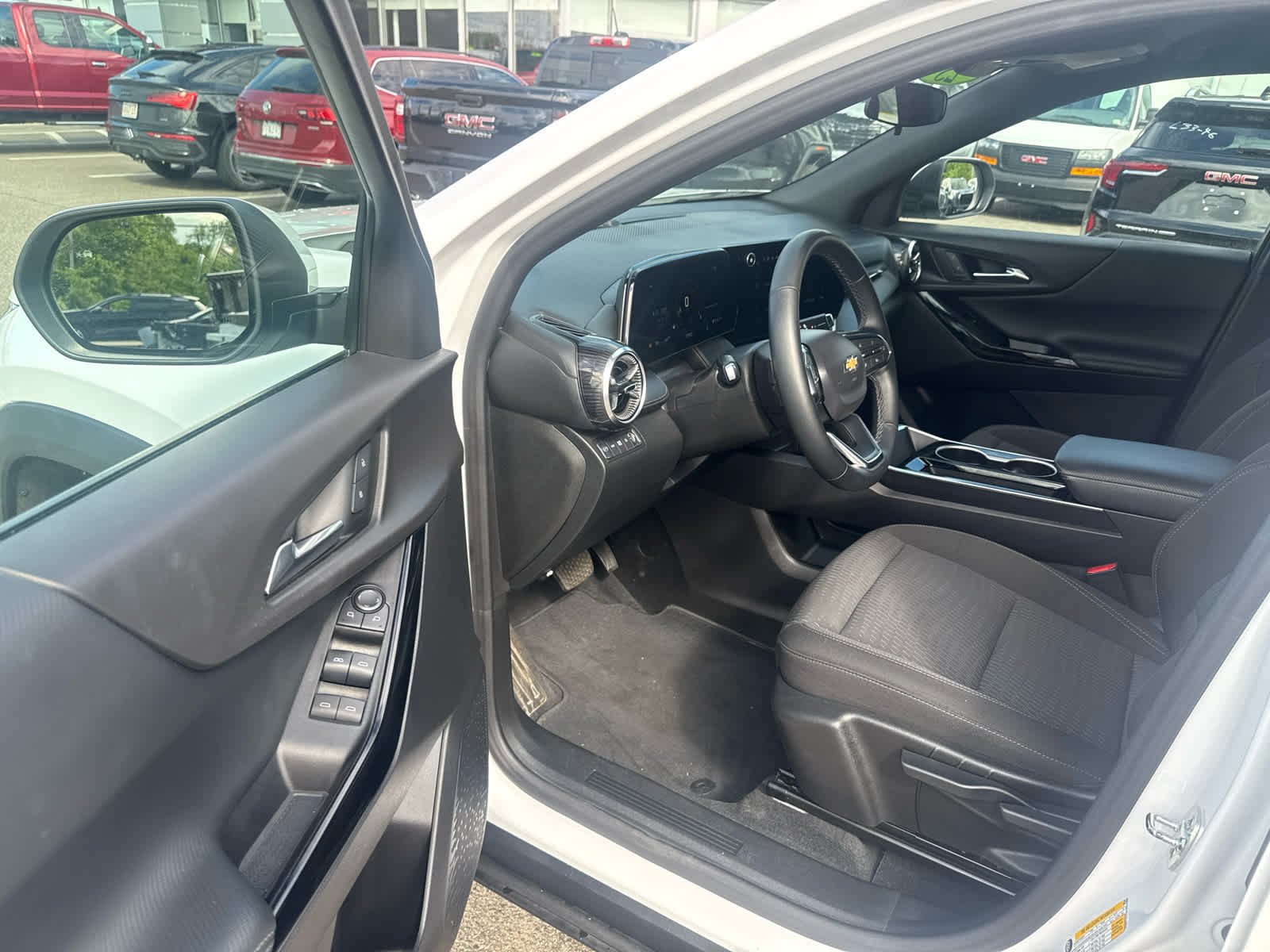 2025 Chevrolet Equinox LT - Photo 13