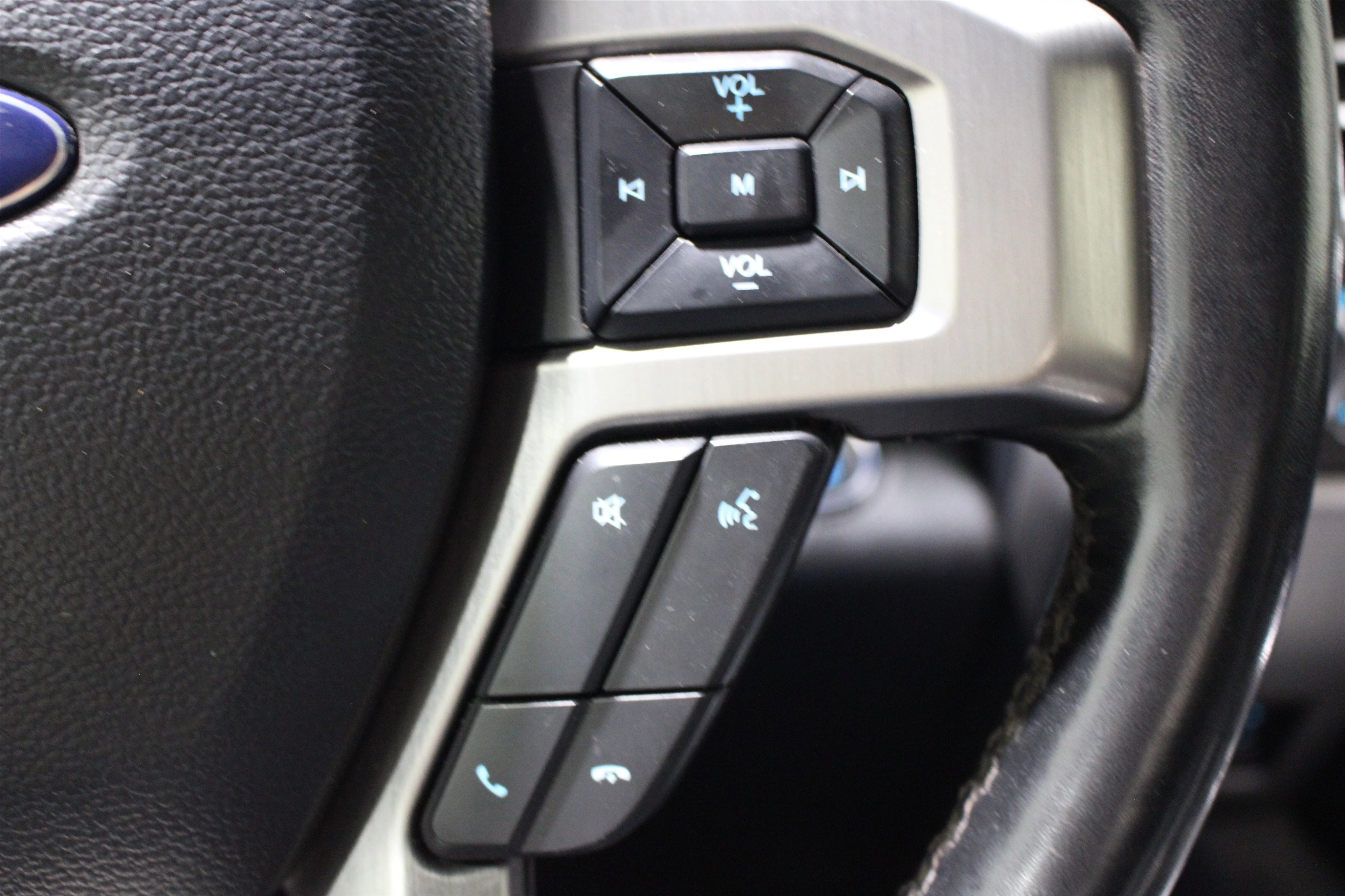 Used 2019 White Platinum Metallic Tri-Coat Ford Platinum image 13