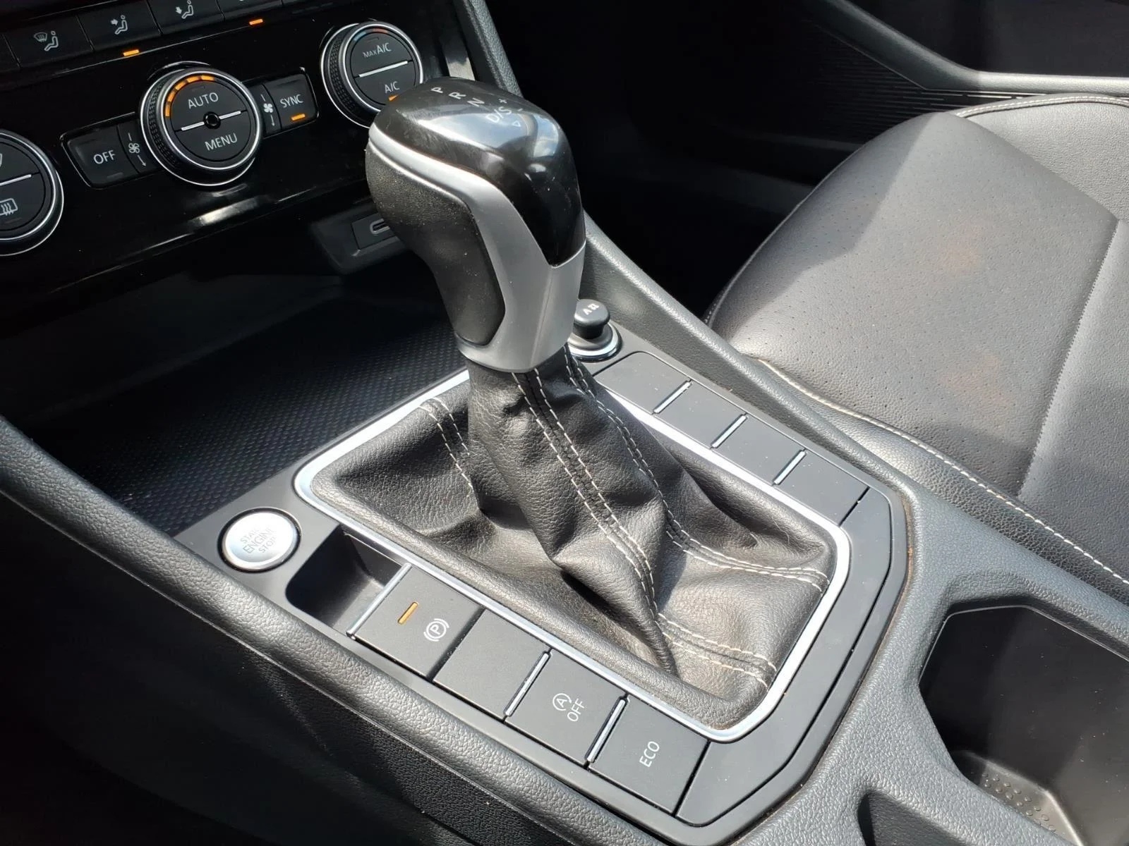 Used 2024  Volkswagen SE image 7