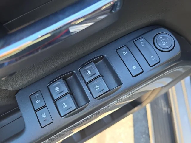 Used 2018 Silver Chevrolet LT image 29
