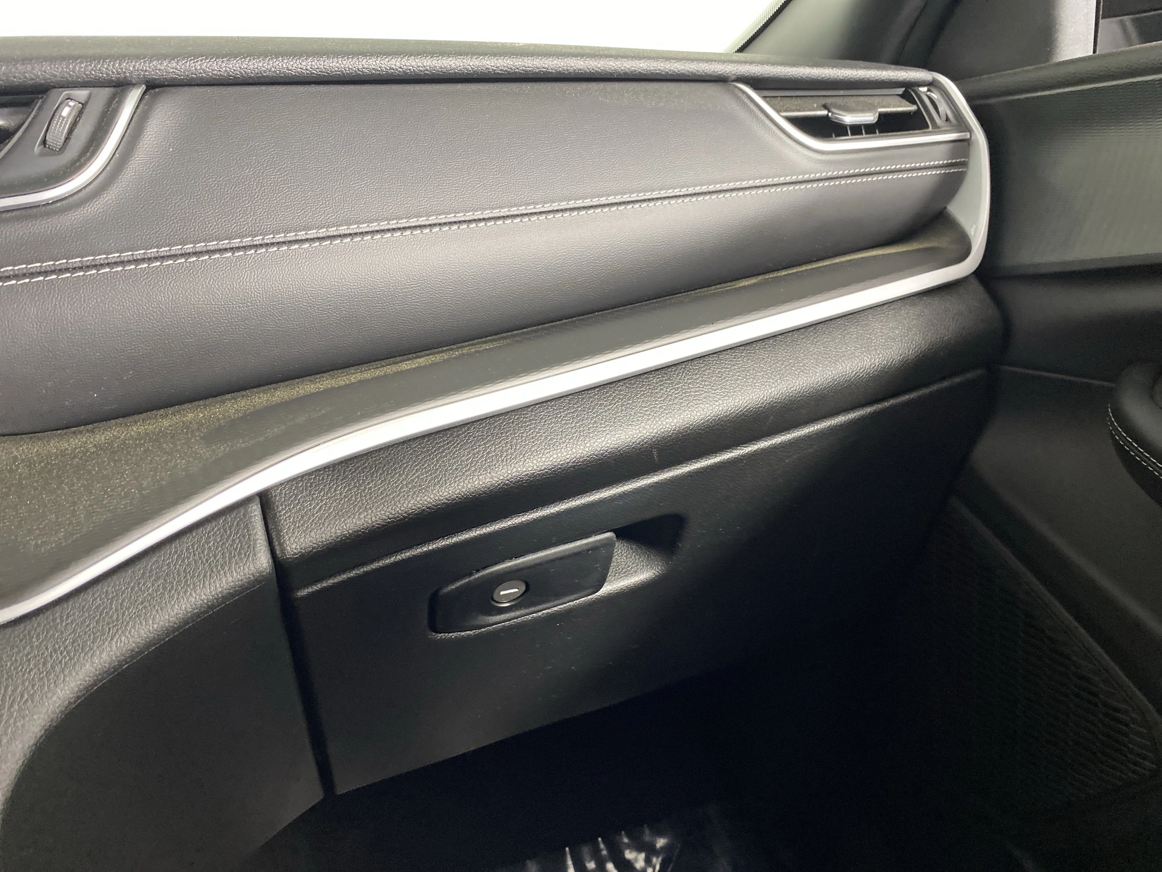 Used 2024 Diamond Black Crystal Pearlcoat Jeep Laredo image 30