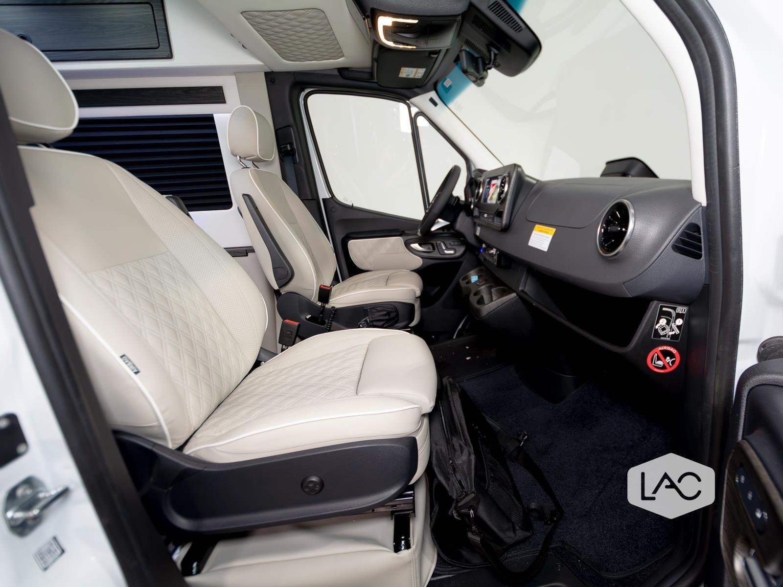 New 2026 Arctic White OGV Luxury Coach AWD (10OBA)10-Pass*ADV Wheel Pkg*PetSafe image 27