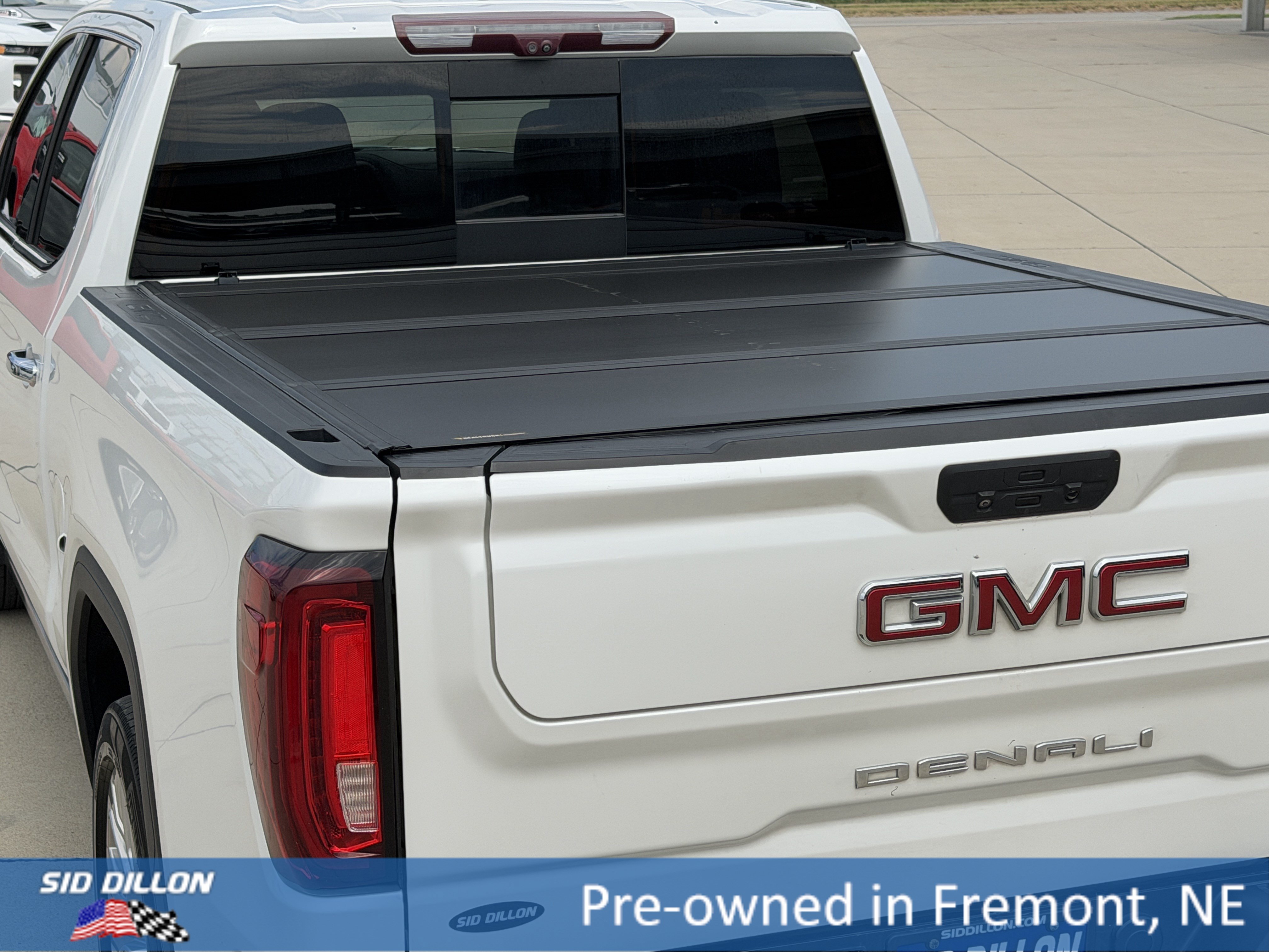 Used 2021 White Frost Tricoat GMC Denali image 5