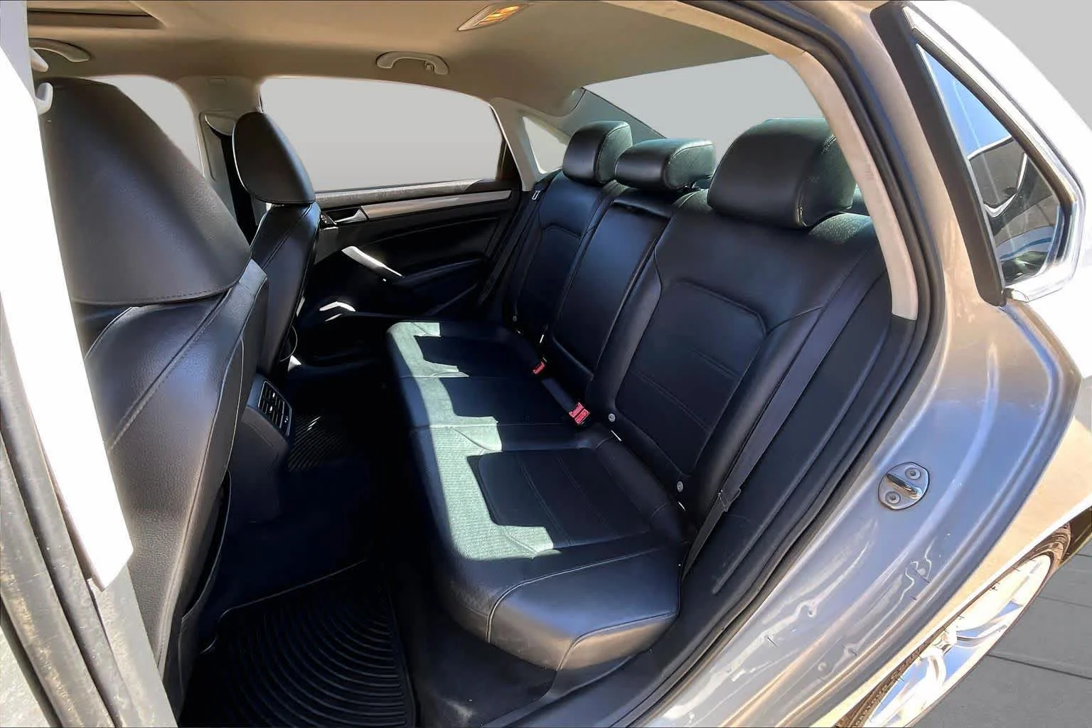 Used 2014 Platinum Gray Metallic Volkswagen SE image 17