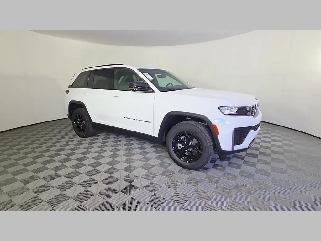New 2026 Bright White Clear-Coat Exterior Paint Jeep Laredo Altitude image 39