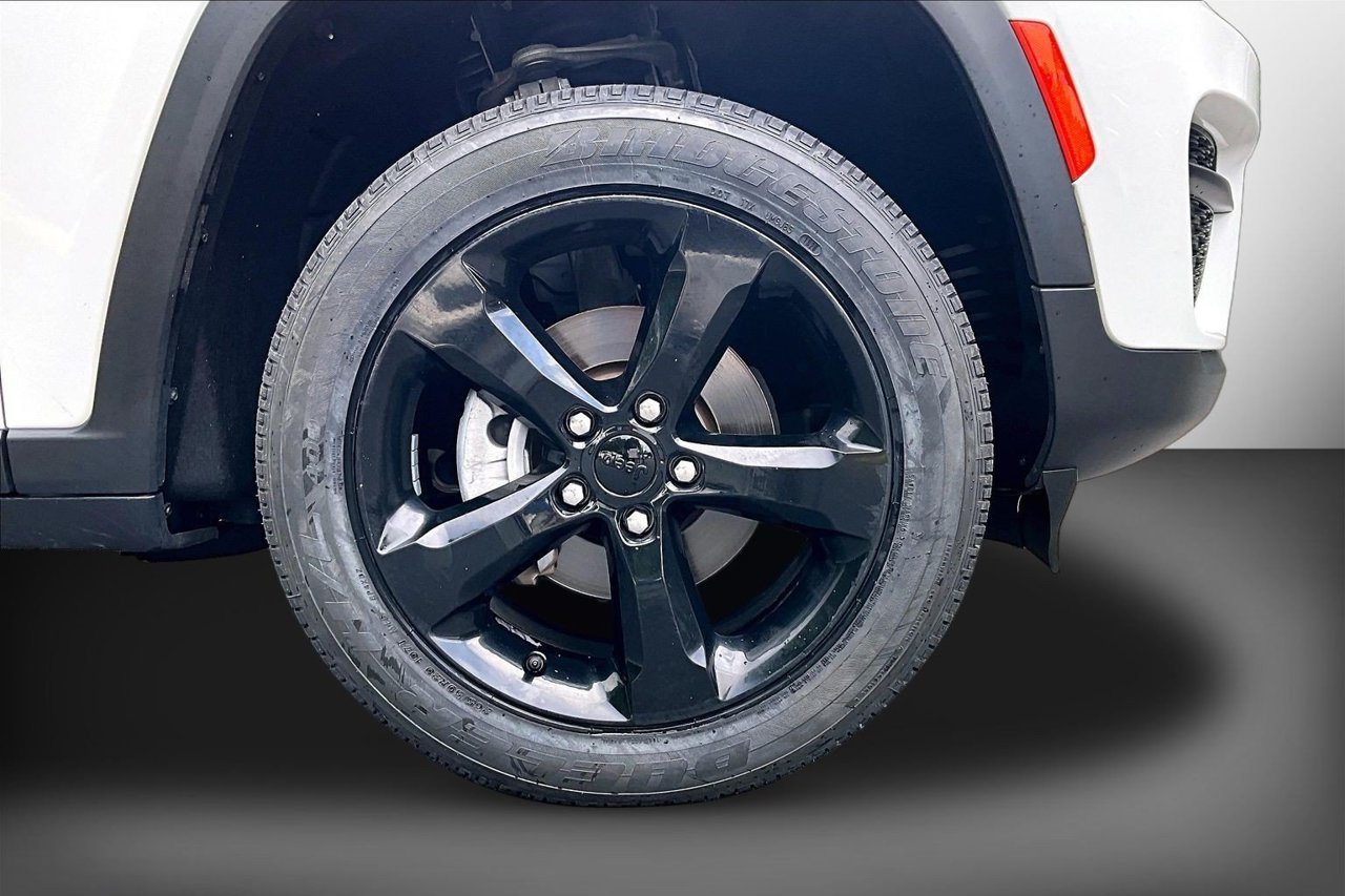 Used 2023 White Jeep Altitude X image 32