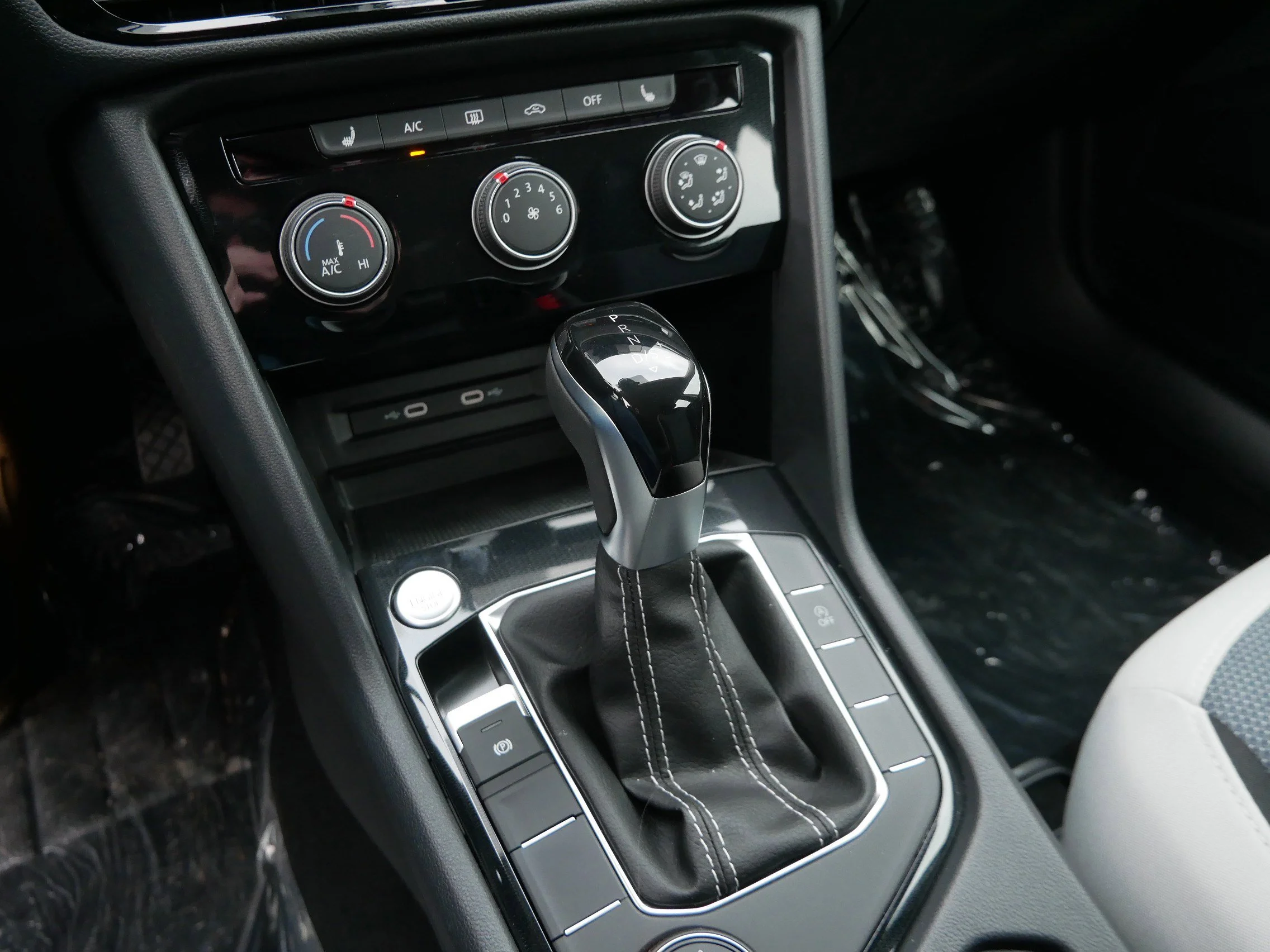 New 2026 Platinum Gray Metallic Volkswagen S image 9