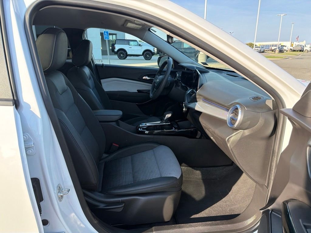 Used 2025 Summit White Chevrolet LT image 21