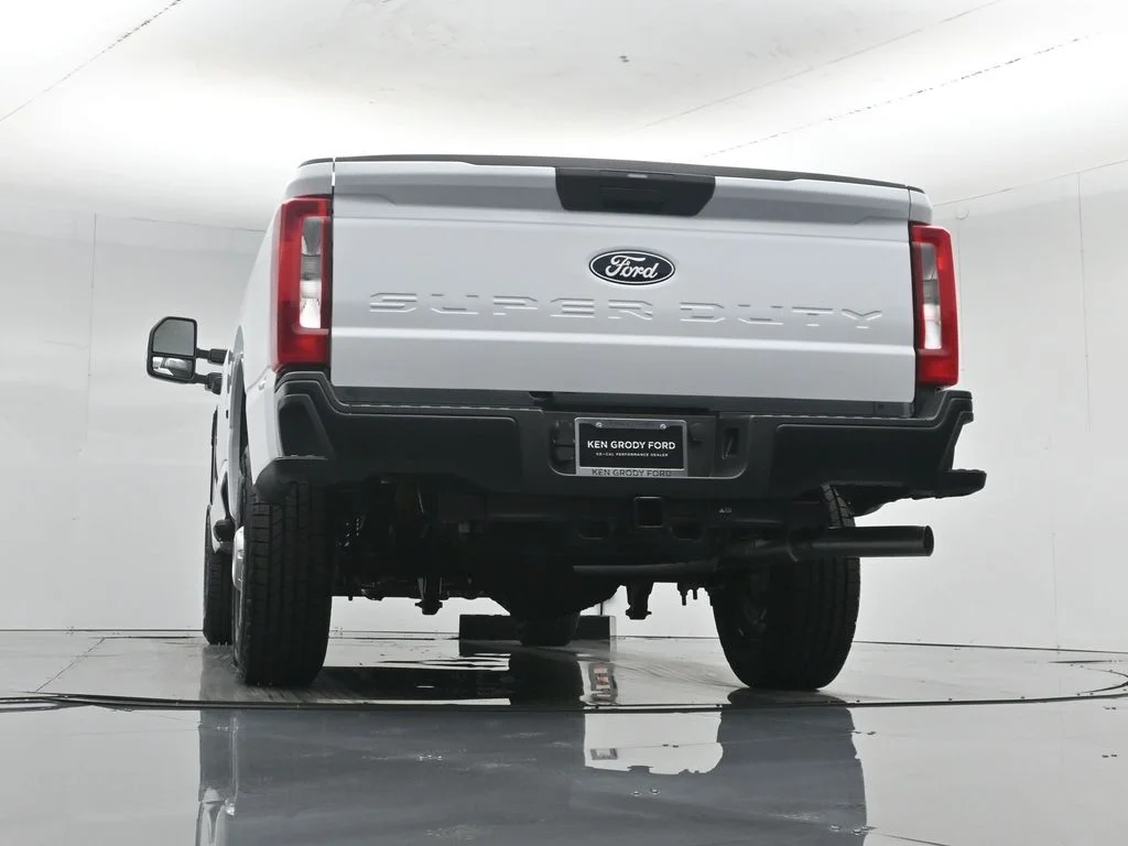 New 2027 Oxford White Ford XLT image 44