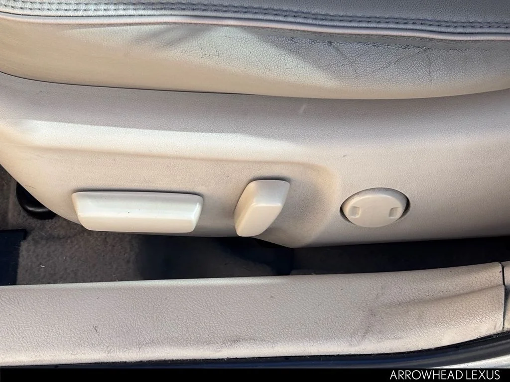 Used 2015  Toyota XLE image 17