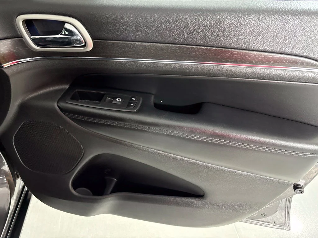 Used 2018 Gray Jeep Limited image 18