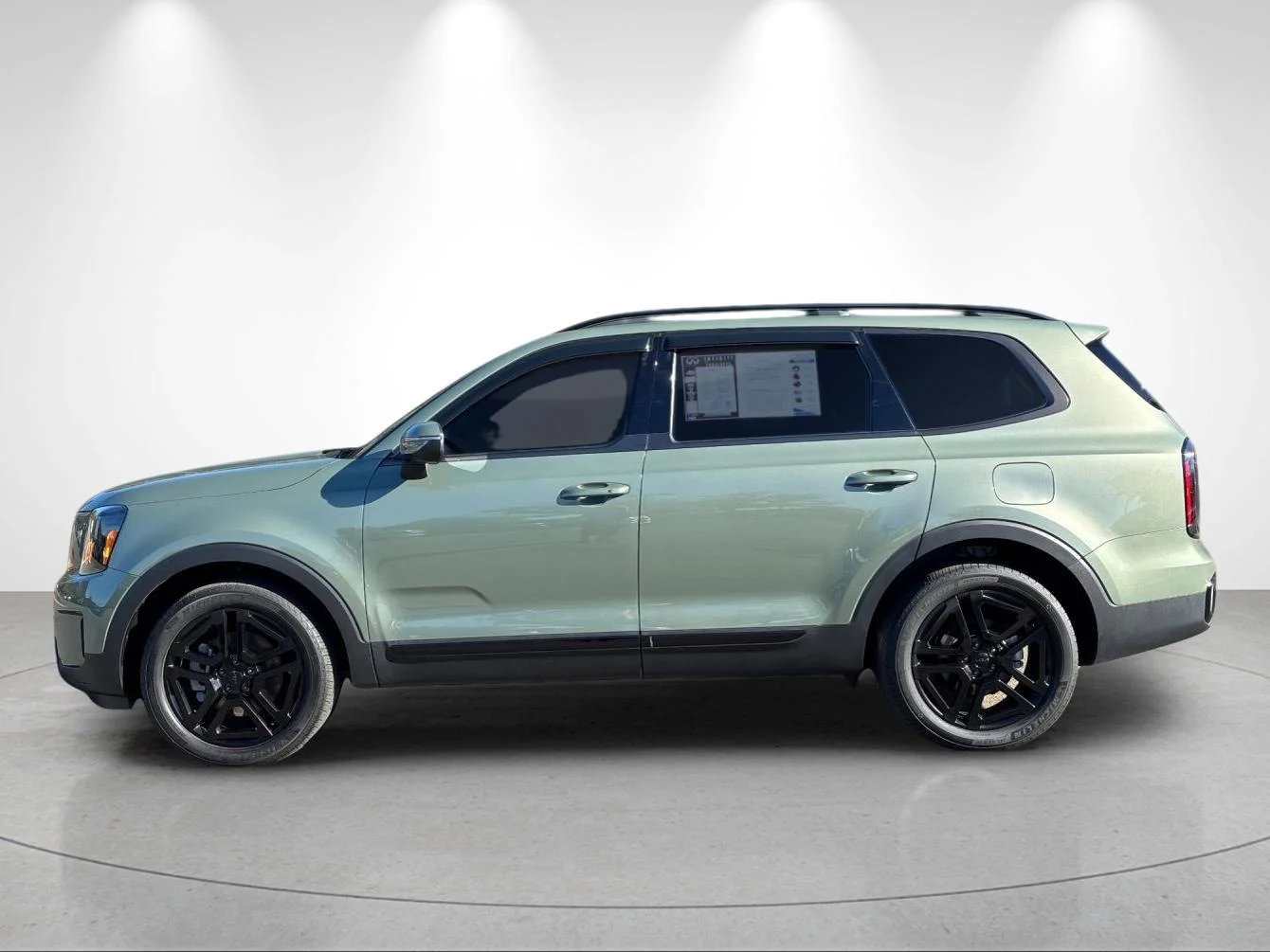 Used 2025 Jungle Green Kia EX X-Line image 2