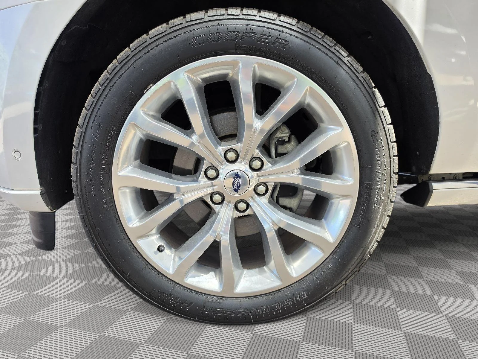 Used 2019 White Platinum Metallic Tri-Coat Ford Platinum image 40
