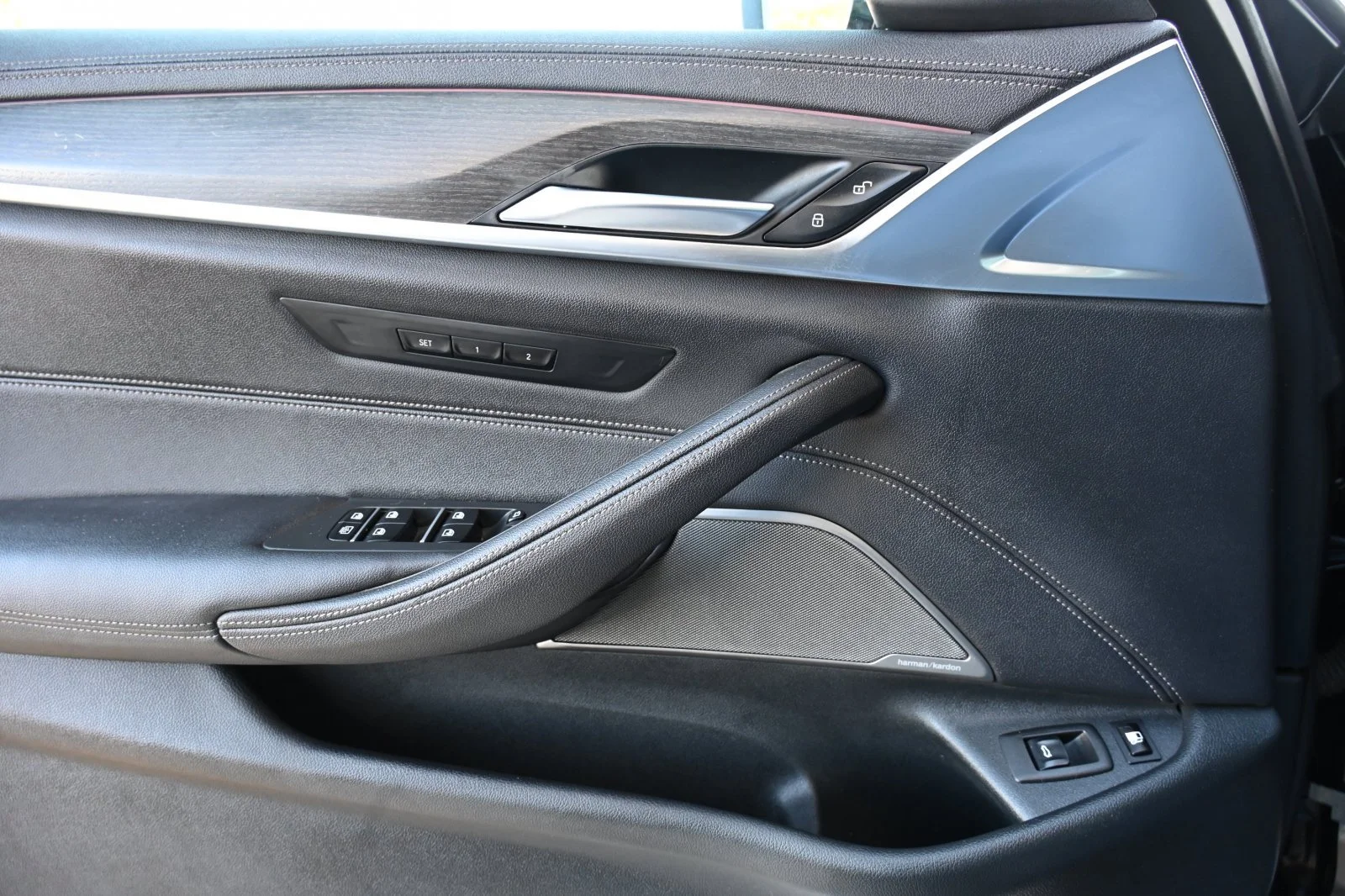 Used 2022 Black Sapphire Metallic BMW 530e iPerformance image 9