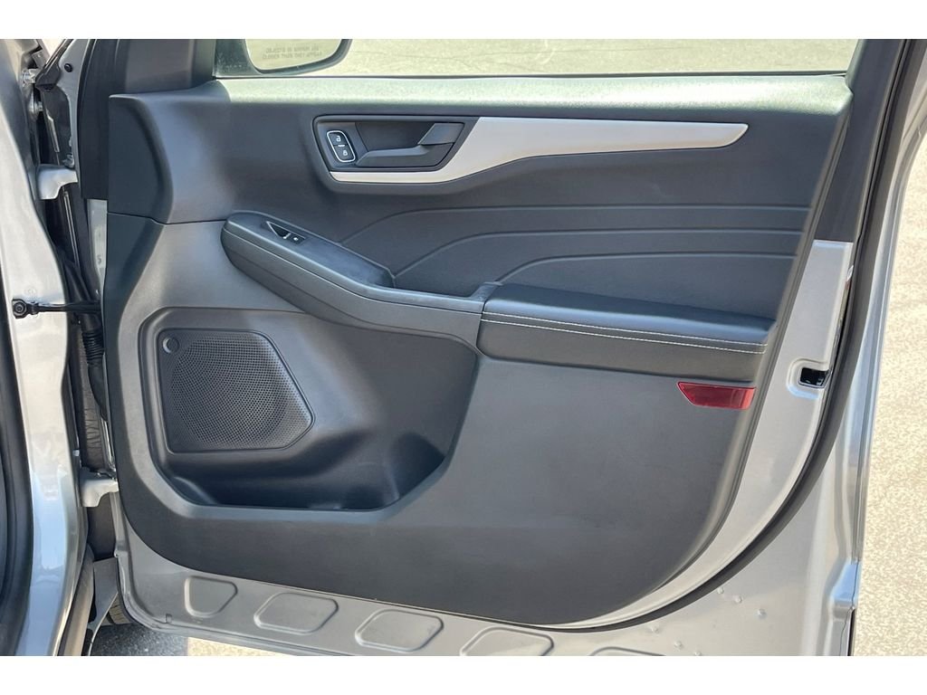 Used 2022 ICONIC SILVER Ford SE image 21