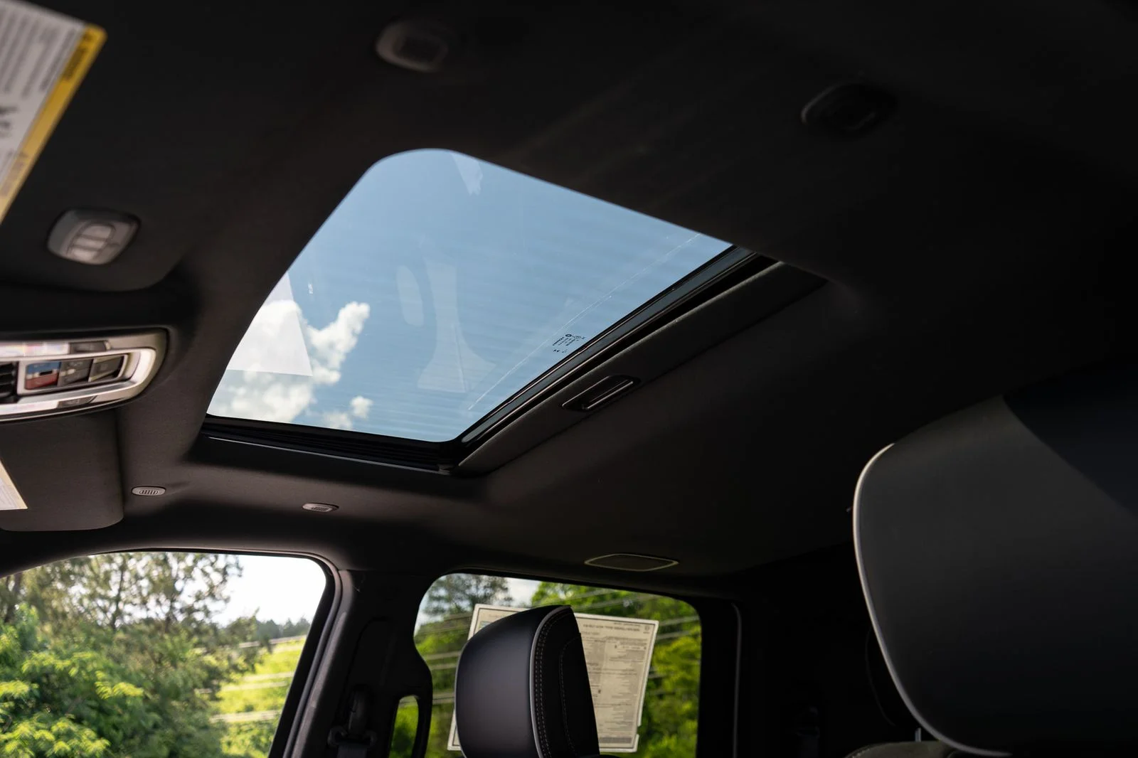 New 2026 Bright White Clear-Coat Exterior Paint RAM Laramie image 27