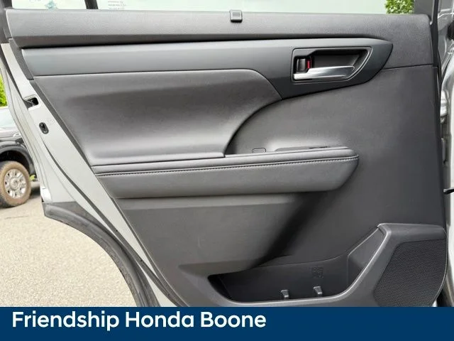 Used 2020 Silver Toyota XLE image 35