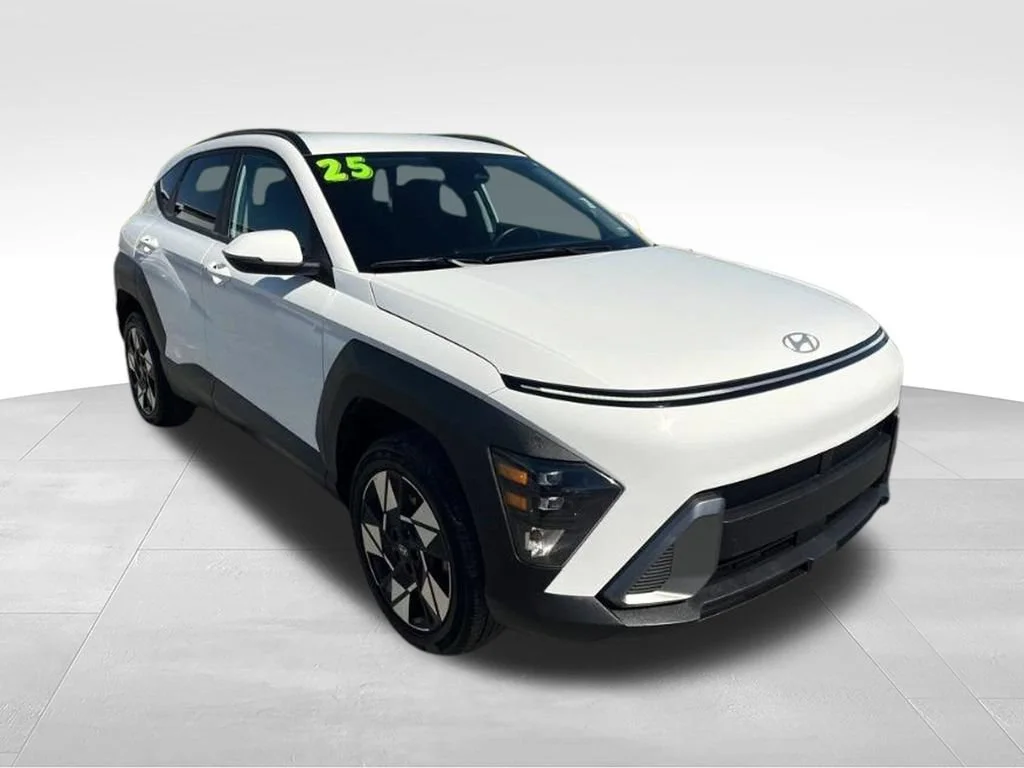 Used 2025 White Hyundai SEL image 3