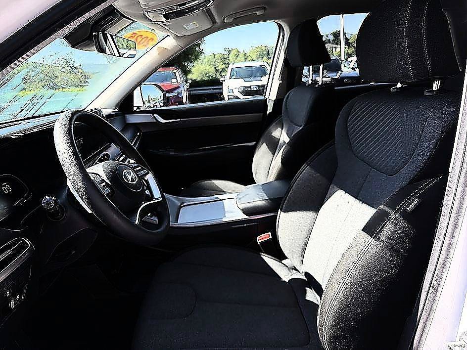 Used 2025 Hyper White Hyundai SE image 11