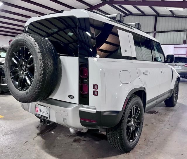 Used 2020 White Land Rover SE image 3