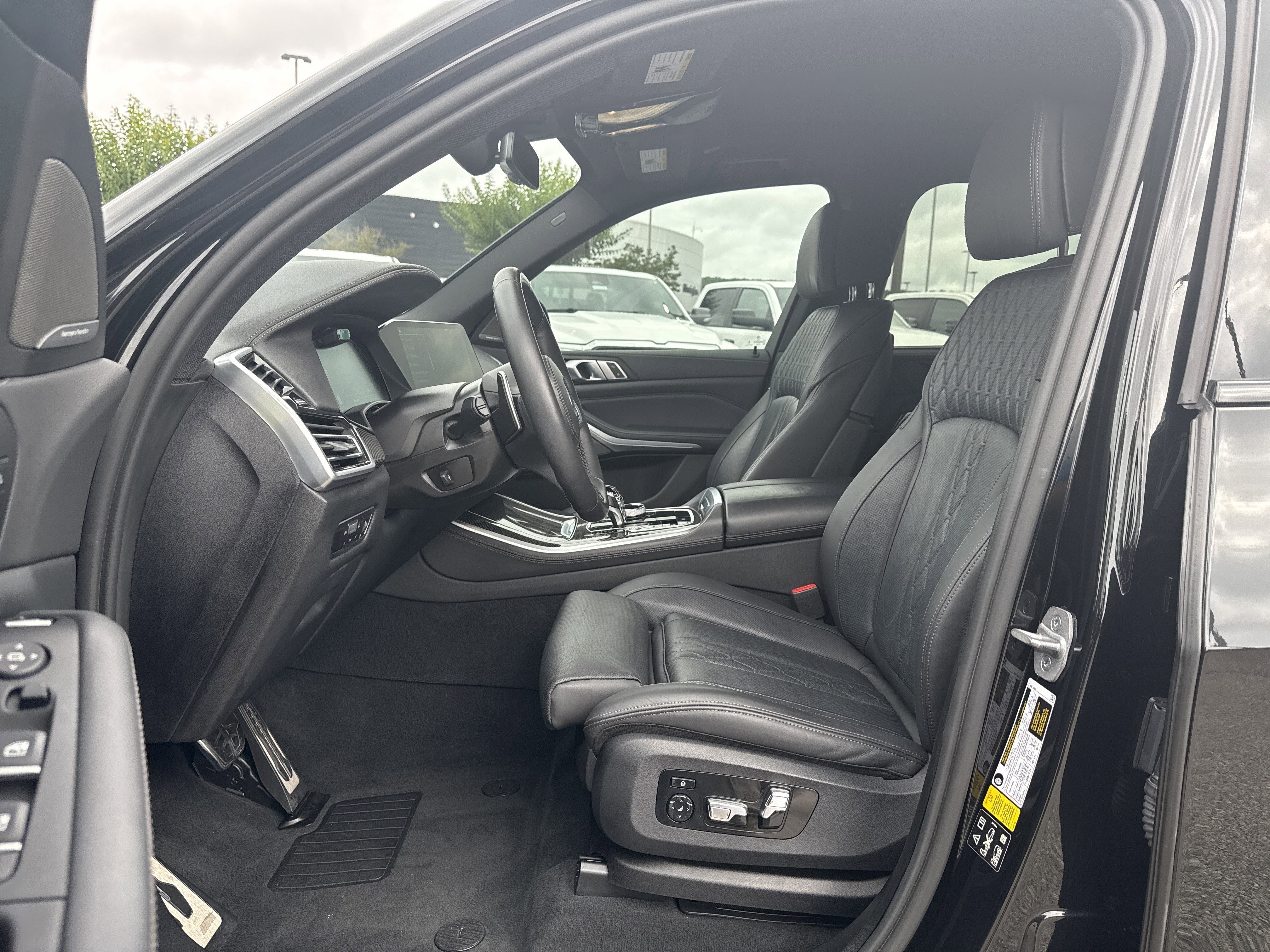 Used 2023 Black Sapphire Metallic BMW M50i image 9