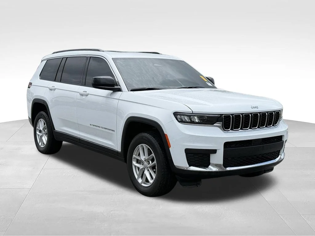 Used 2025 White Jeep Laredo image 26