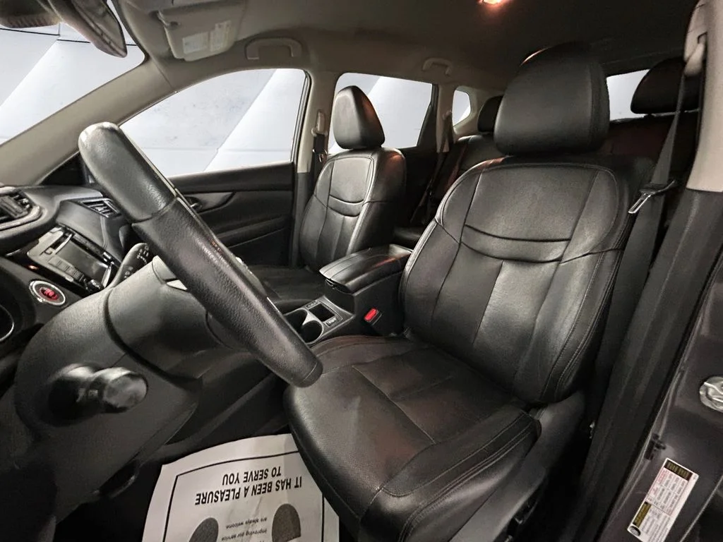 Used 2019 Gray Nissan SL image 8