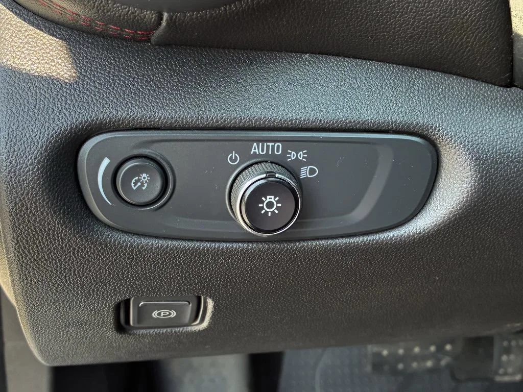 Used 2020 IRIDESCENT PEARL TRICOAT Chevrolet RS image 33