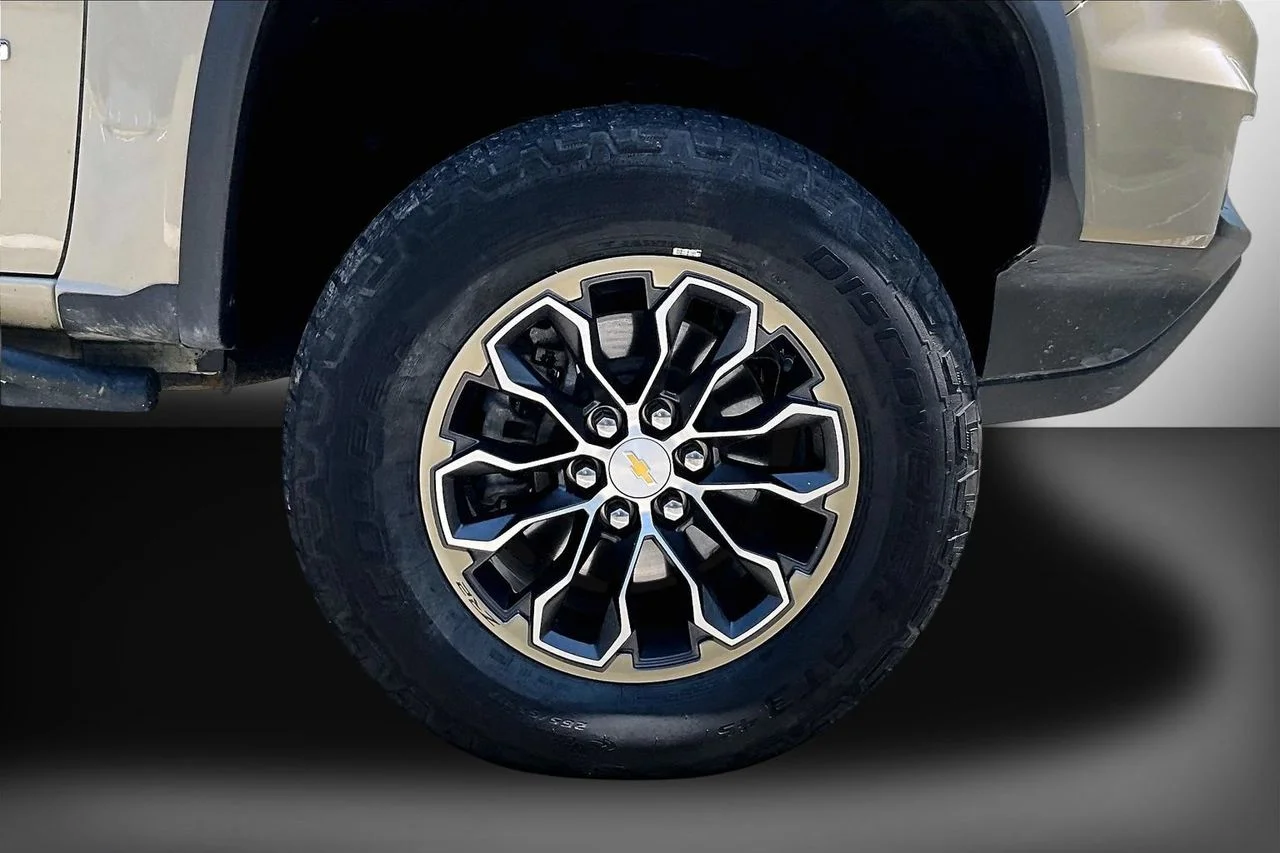 Used 2021  Chevrolet ZR2 image 31