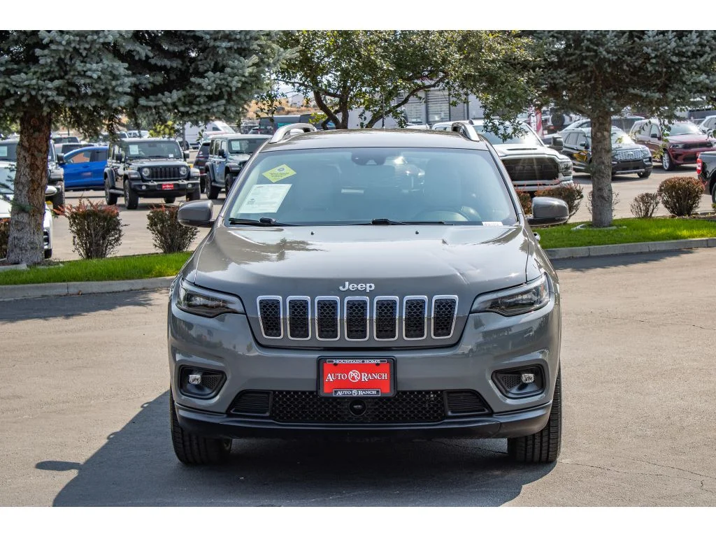 Used 2021 Sting-Gray Clearcoat Jeep Latitude Lux image 3