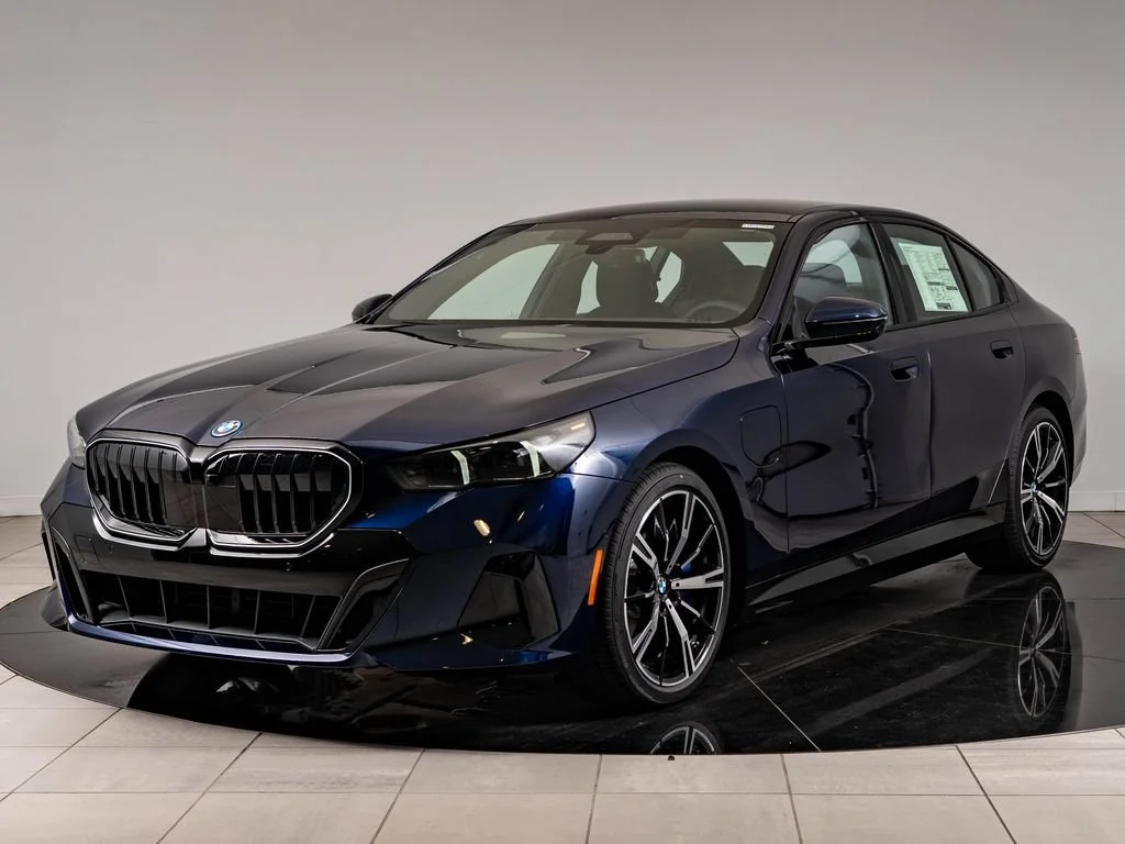 New 2027 Tanzanite Blue II Metallic BMW 550e xDrive image 1