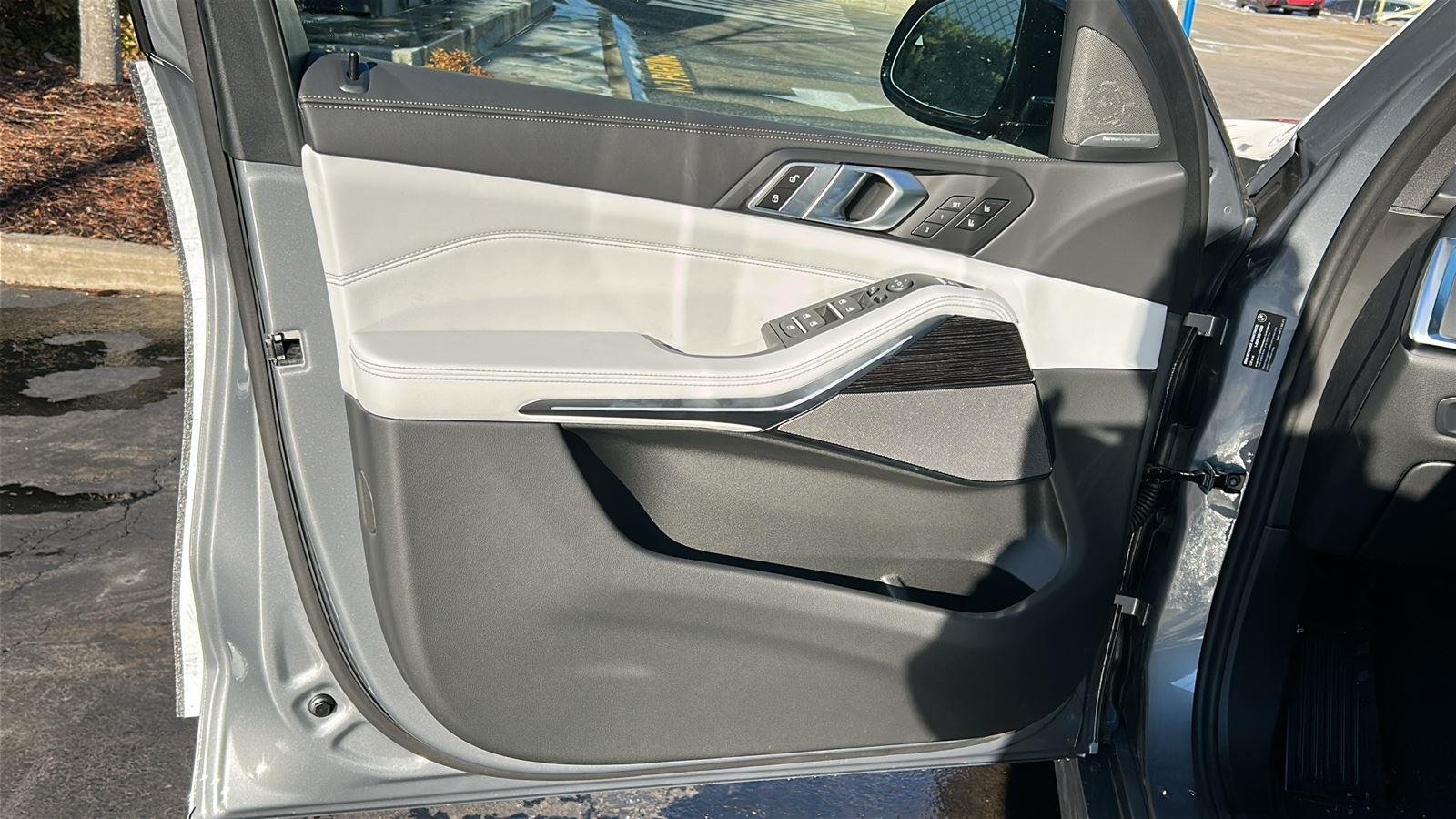 New 2026 Skyscraper Grey Metallic BMW xDrive40i image 9