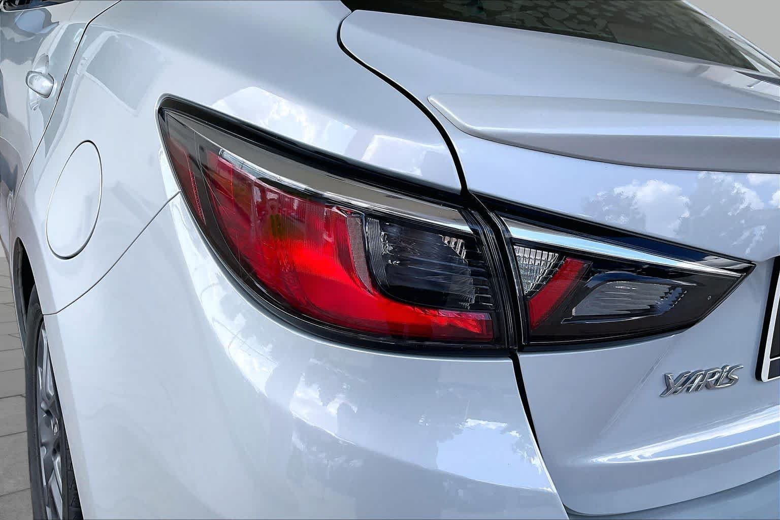 Used 2019 Icicle Toyota LE image 26
