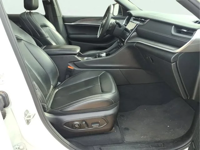 Used 2024  Jeep Y image 24