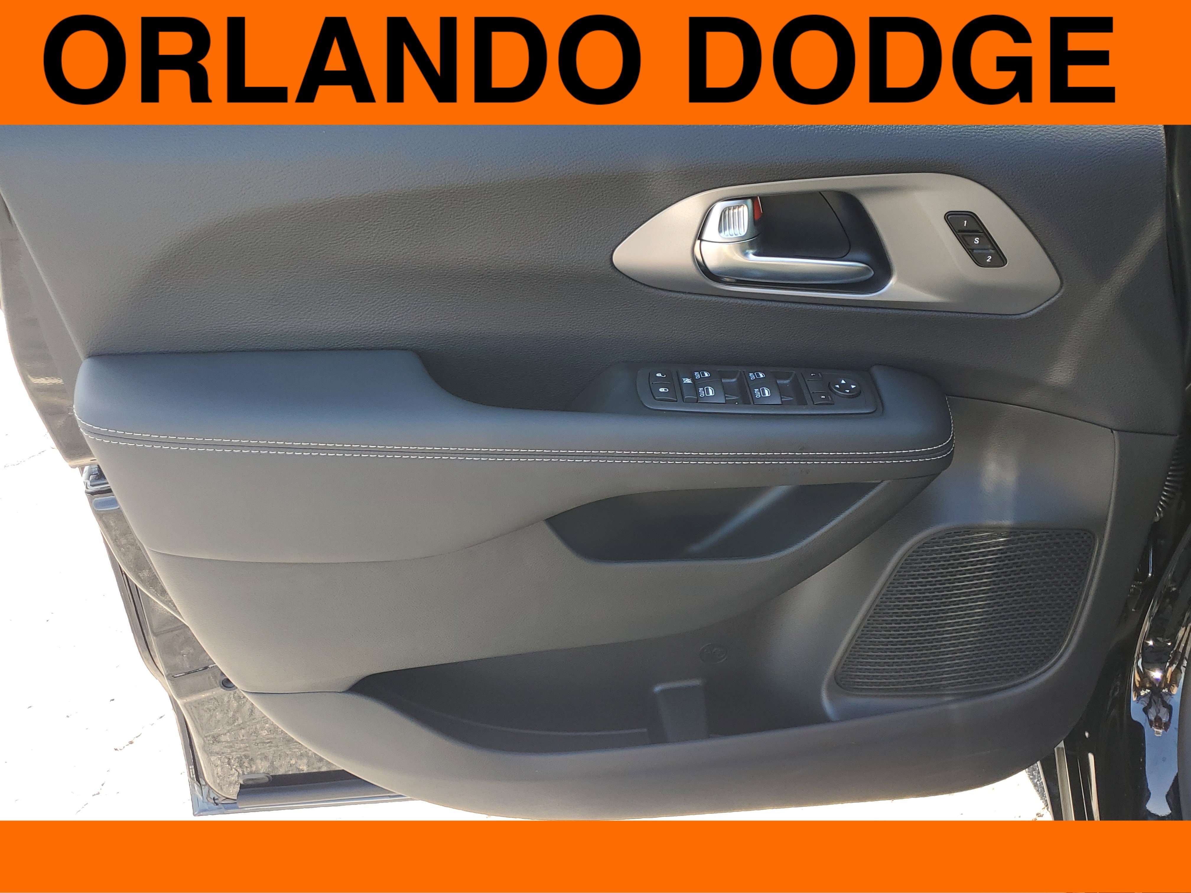 2026 Chrysler Pacifica photo 3