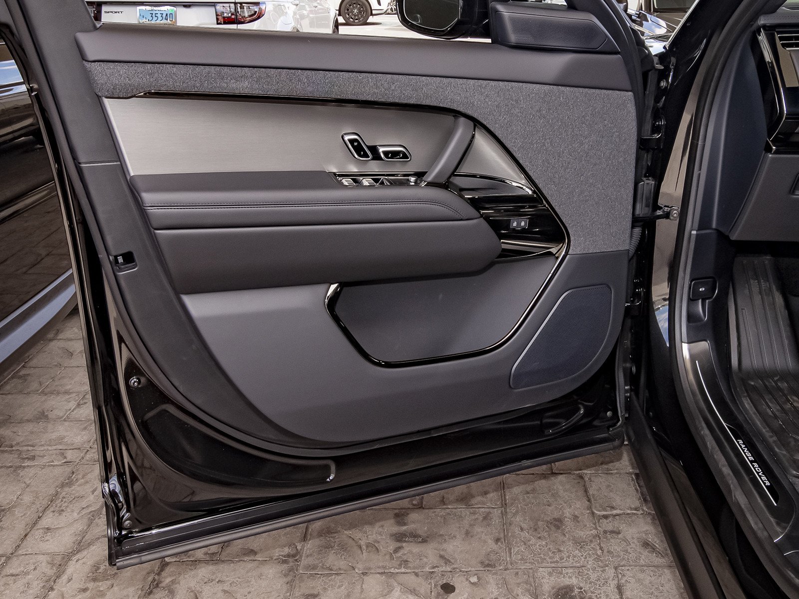 New 2026 Santorini Black Land Rover SE image 31
