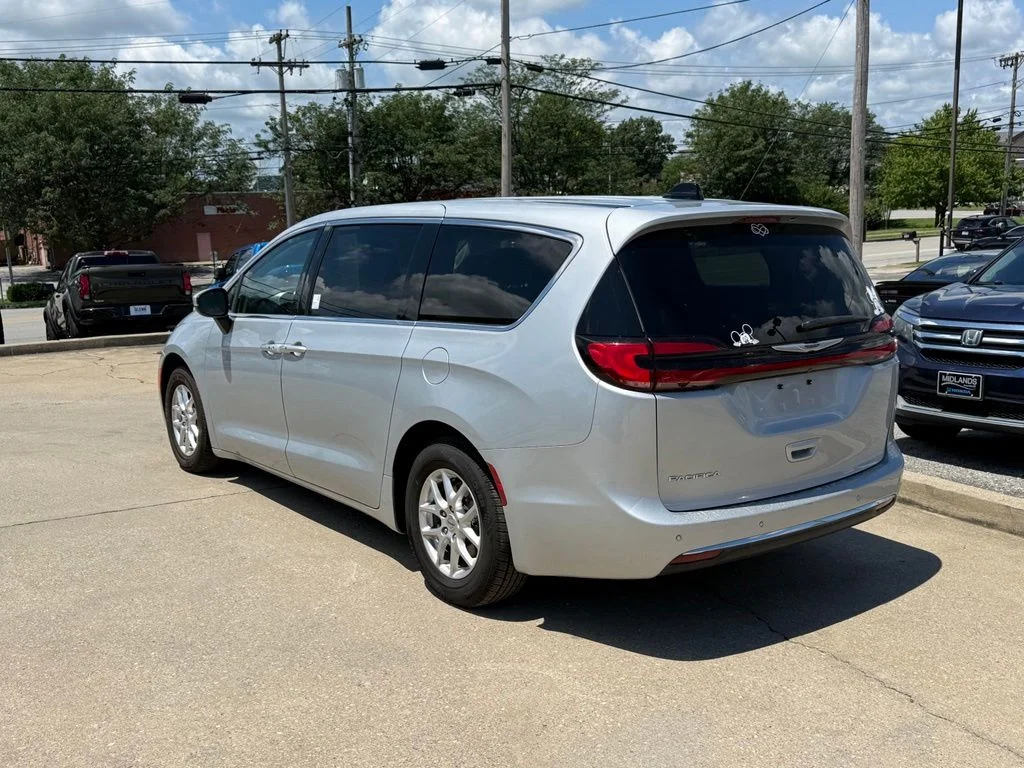 Used 2023 Silver Chrysler Touring L image 8