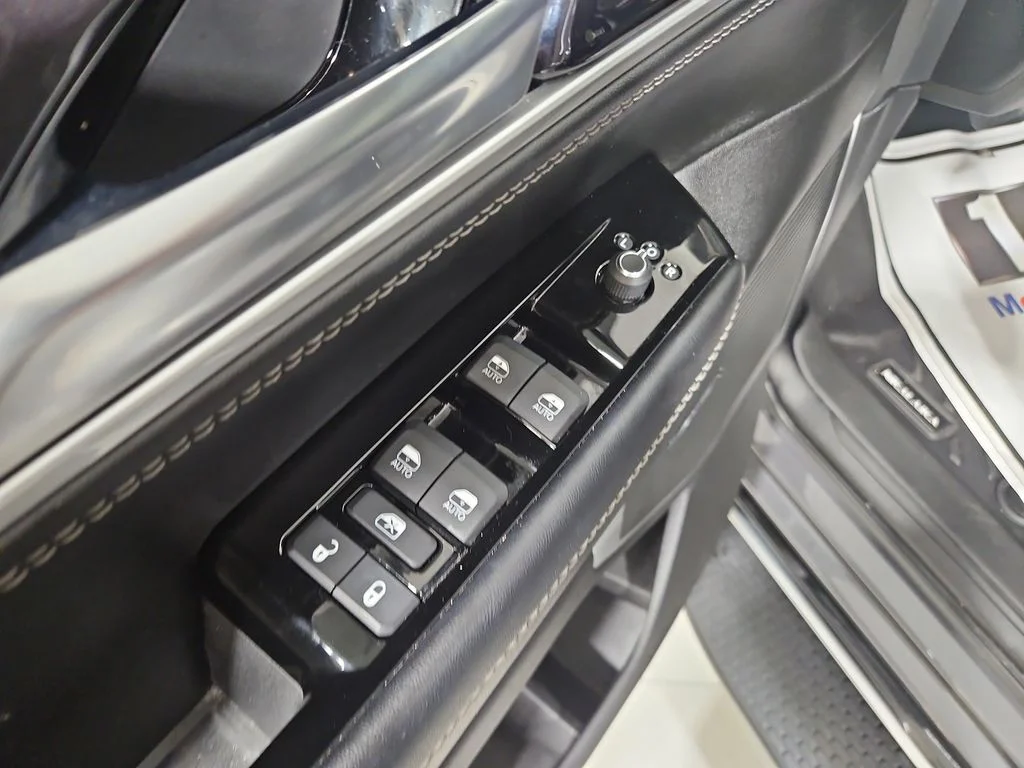 Used 2023 Gray Jeep Base image 12