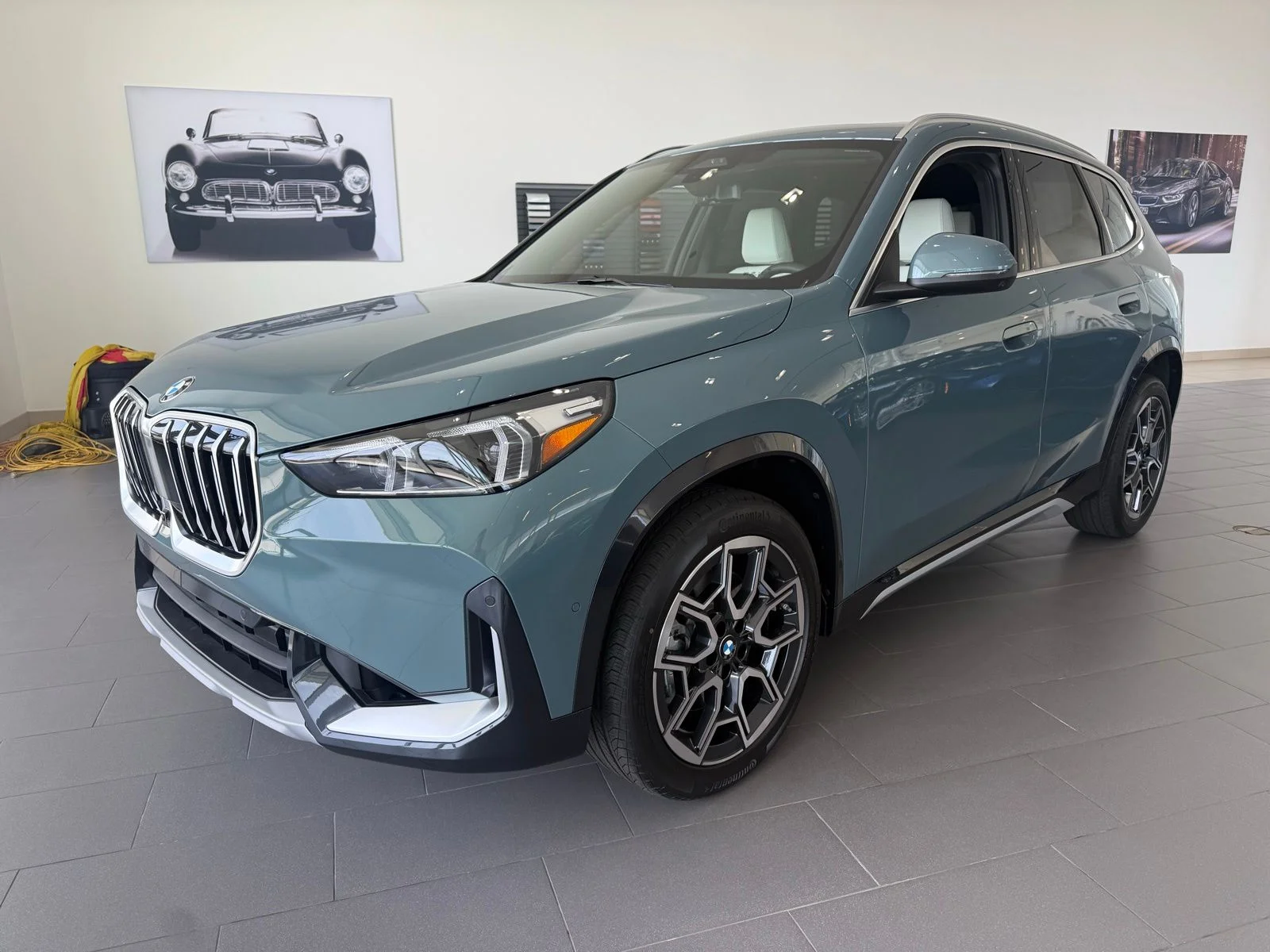 New 2026 Cape York Green Metallic BMW xDrive28i image 3