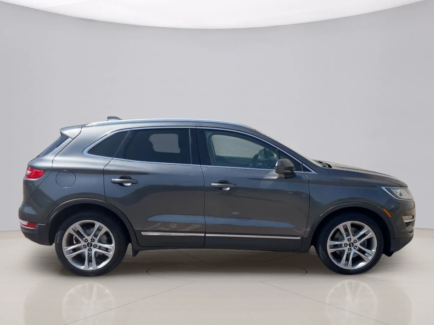 Used 2017 Gray Lincoln RESERVE image 4