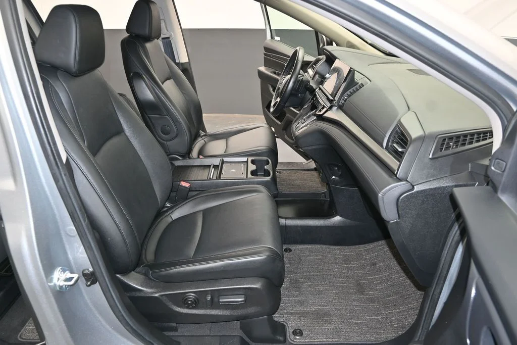 Used 2025 Solar Silver Metallic Honda EX-L image 24