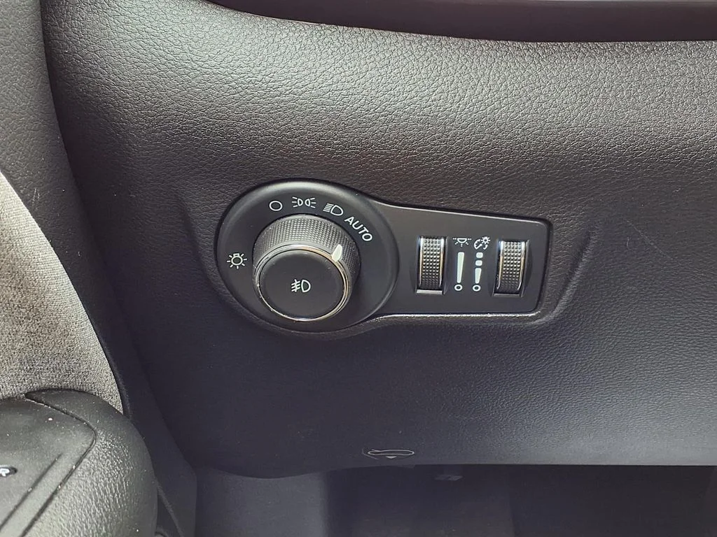 Used 2023 Blue Jeep Latitude image 17
