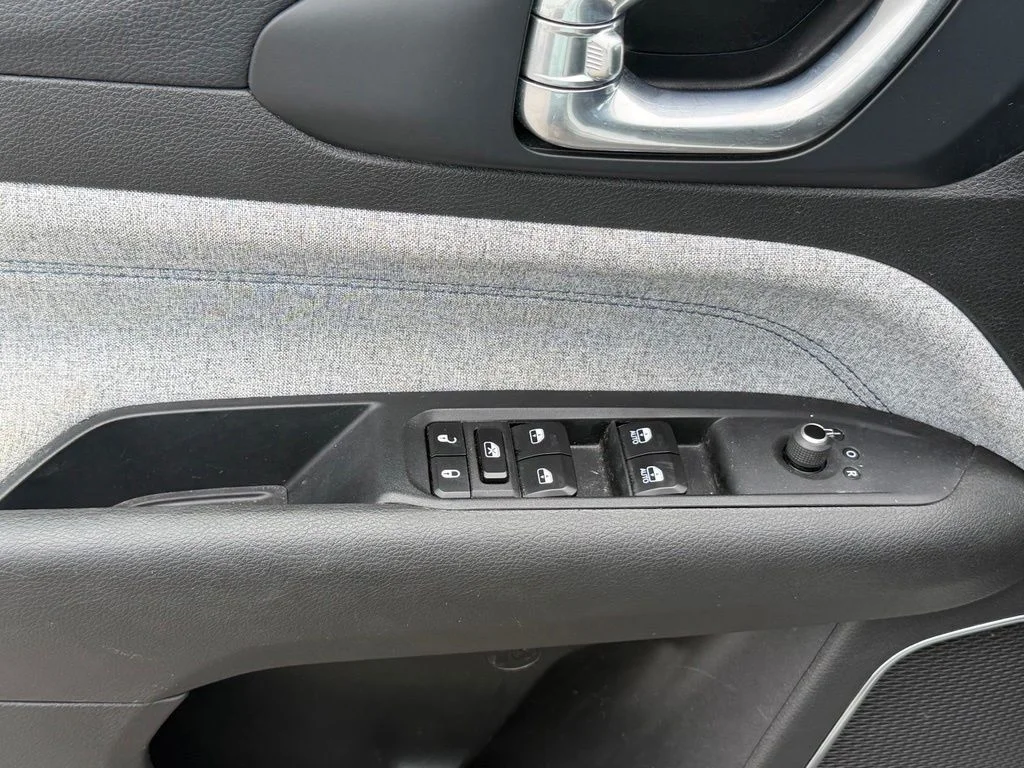 Used 2024 White Jeep Latitude image 22