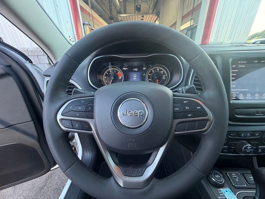 Used 2022 Bright White Clearcoat Jeep Latitude Lux image 34