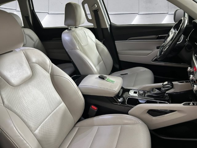 Used 2020 White Kia S image 13