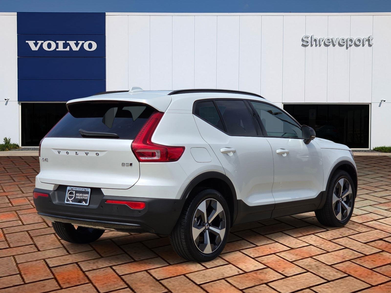 Used 2025 Crystal White Pearl Volvo Plus Dark Theme image 4