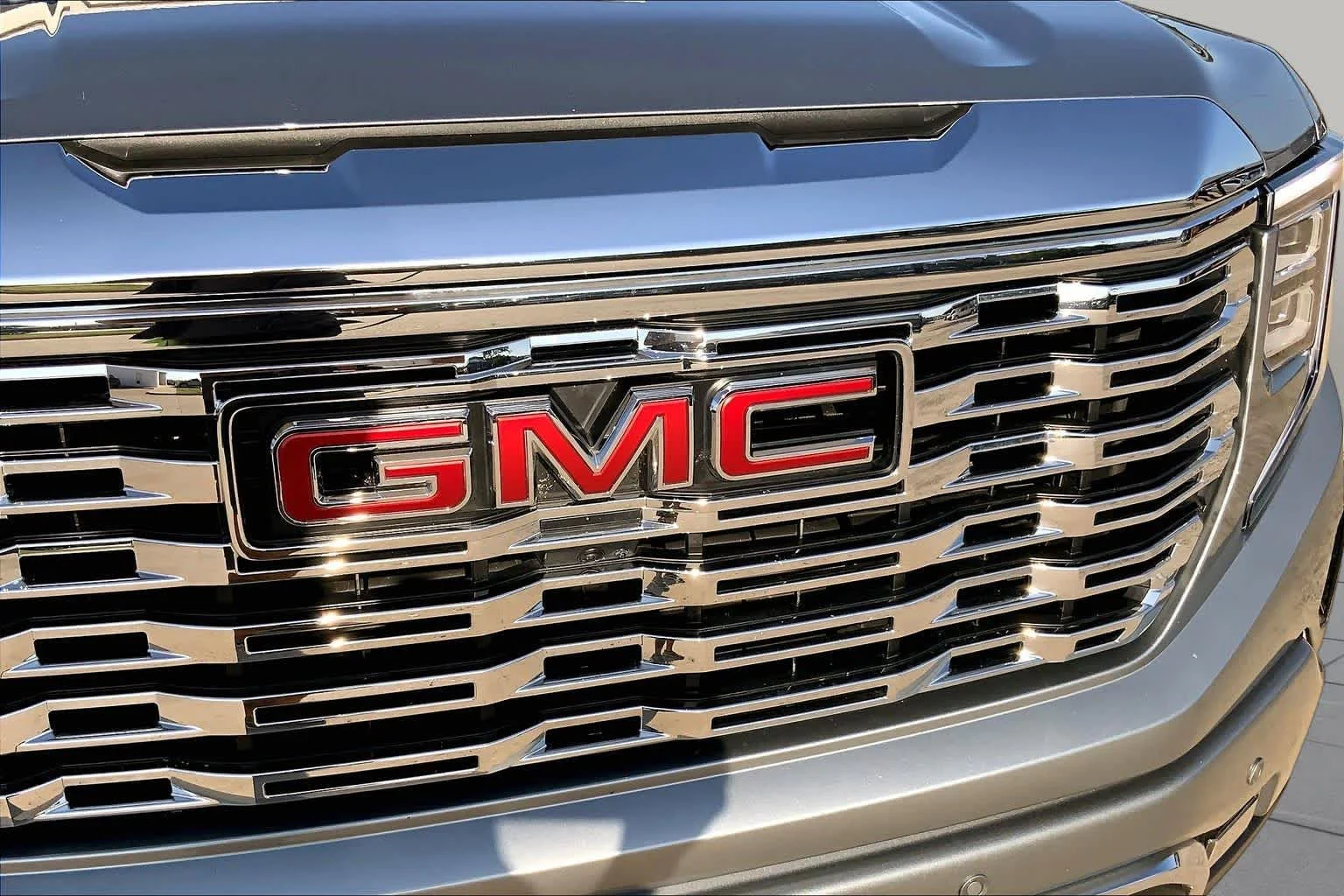 Used 2025 Sterling Metallic GMC Denali image 30