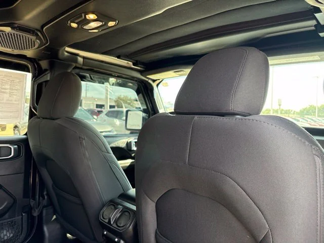Used 2019  Jeep Sahara image 41