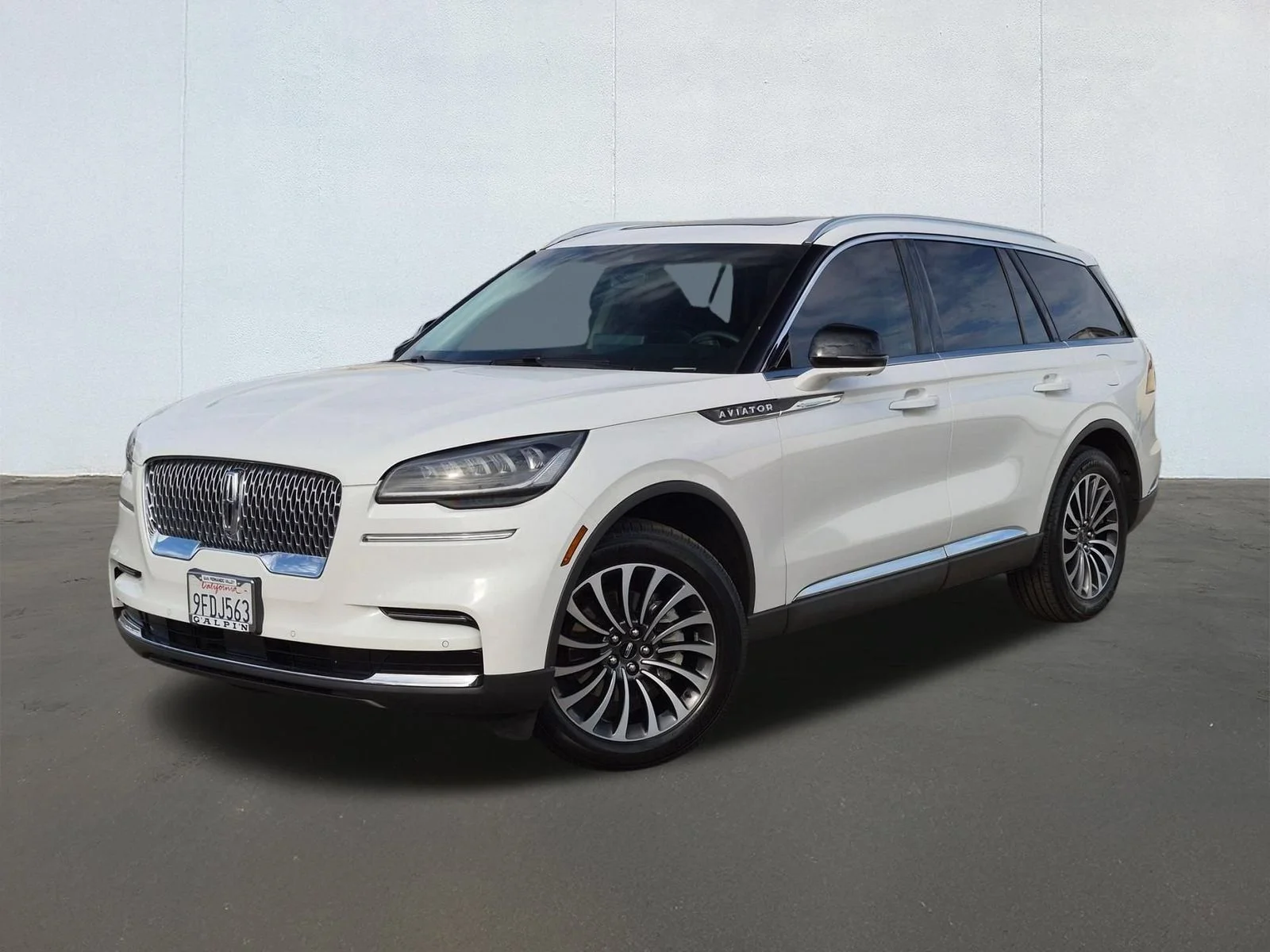 Used 2023 White Lincoln Reserve image 1